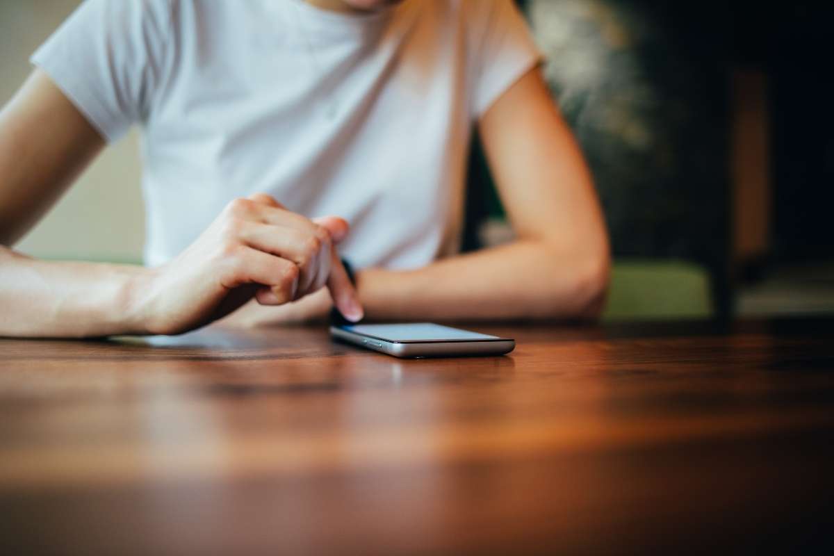 photo of a woman browsing the Homebuyer's Guide for those looking to buy a home in Santa Fe New Mexico.